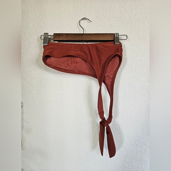 Abercrombie &Fitch One-Shoulder Bikini Top & High-Waist Cheeky Bikini Bottom - Picture 7 of 10